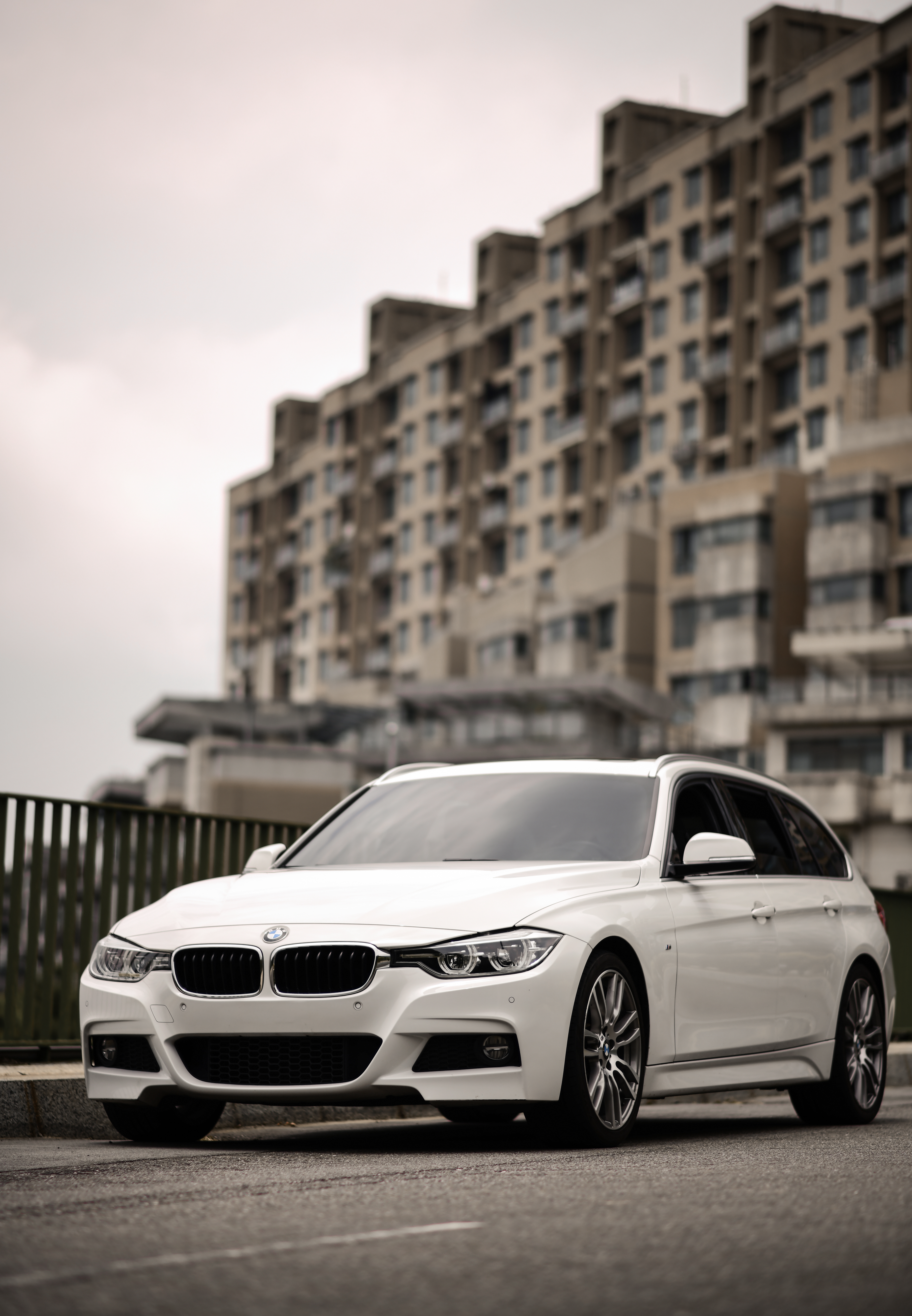 83860 free download White wallpapers for phone, bmw, bmw 320i, city, machine White images and screensavers for mobile