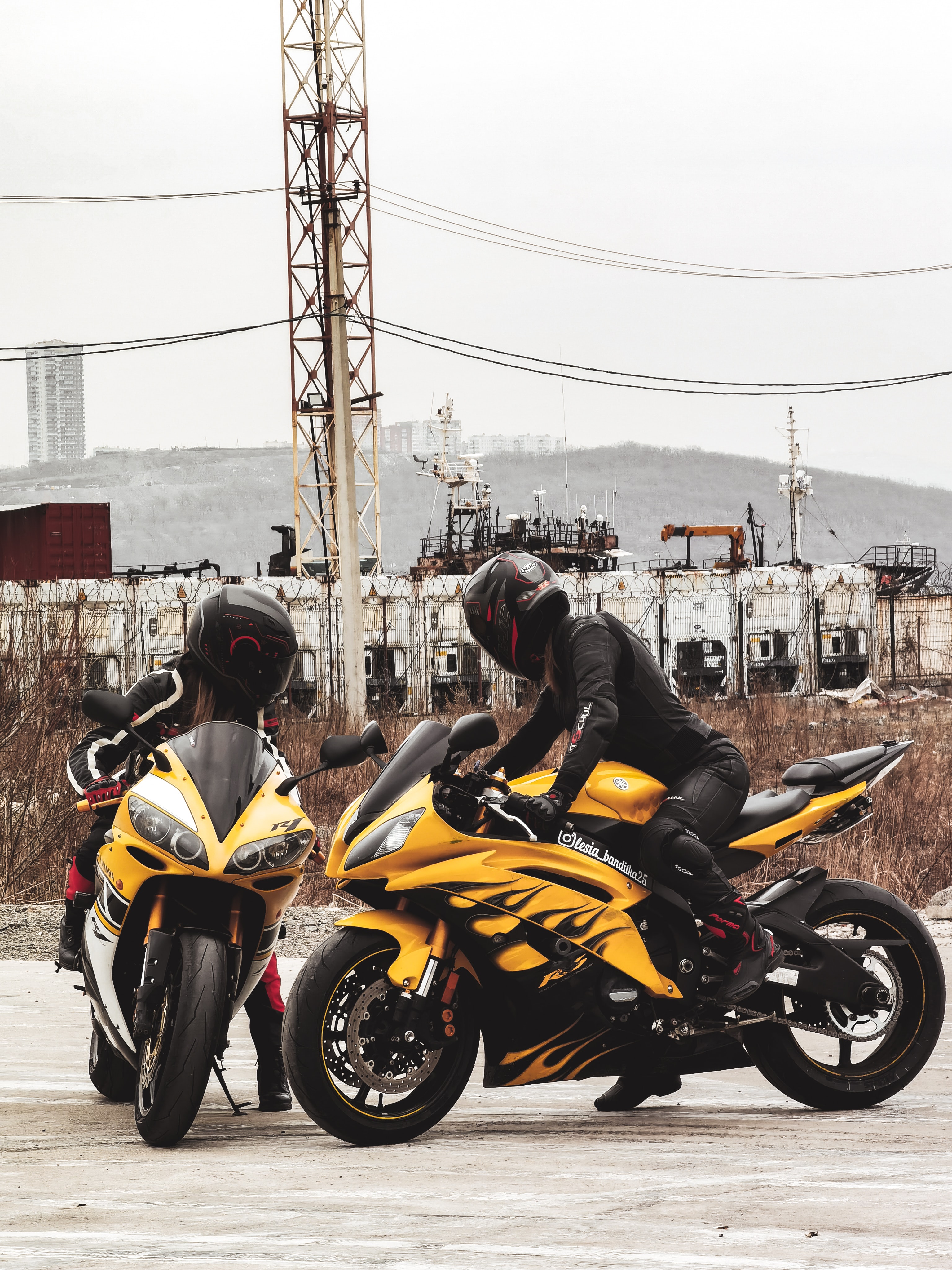 135850 Bildschirmschoner und Hintergrundbilder Yamaha auf Ihrem Telefon. Laden Sie motorräder, fahrräder, yamaha, gelb, motorradfahrer, geschichten Bilder kostenlos herunter