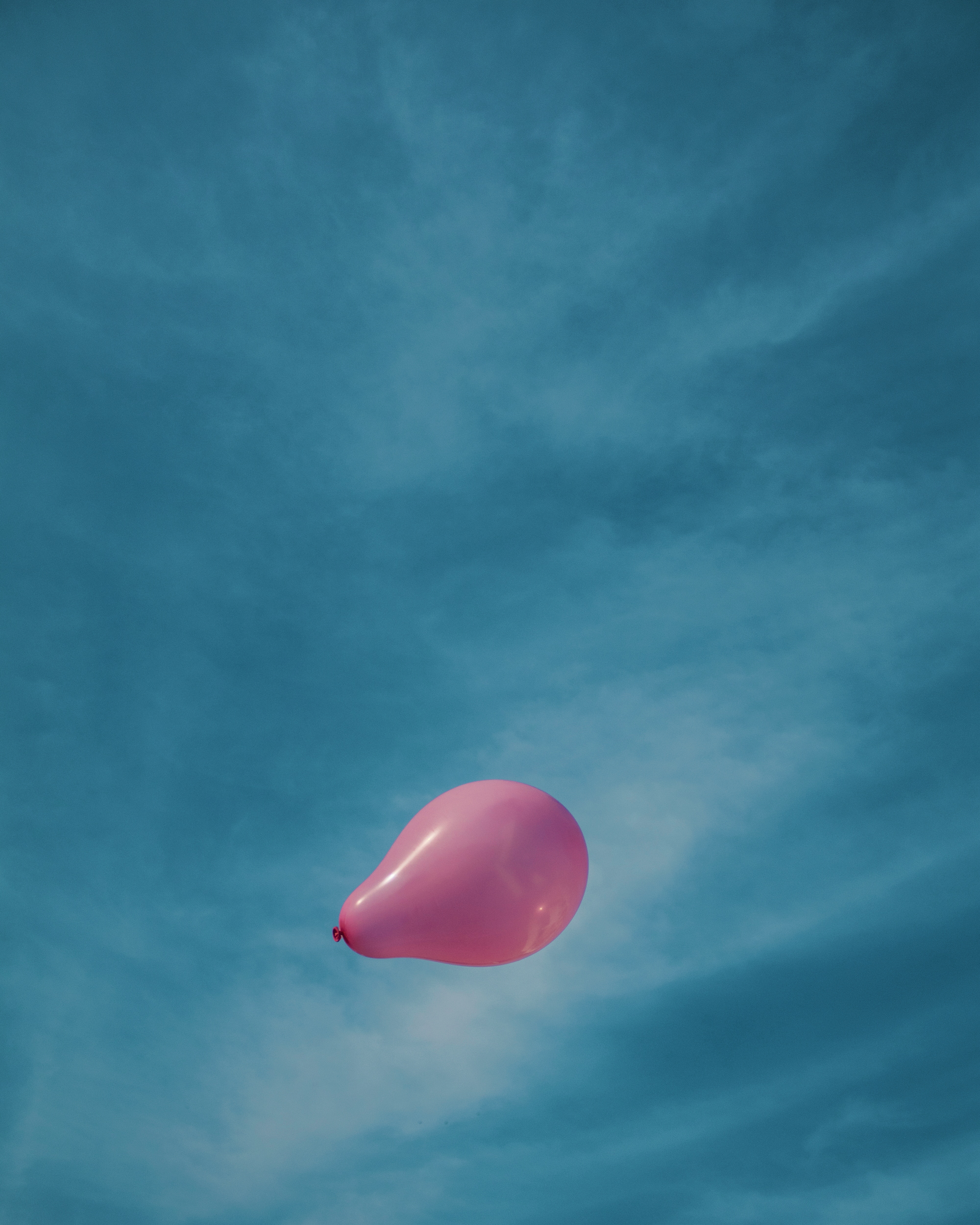 138129 Bildschirmschoner und Hintergrundbilder Luftballon auf Ihrem Telefon. Laden Sie sky, clouds, minimalismus, flug, luftballon, ballon, leichtigkeit Bilder kostenlos herunter