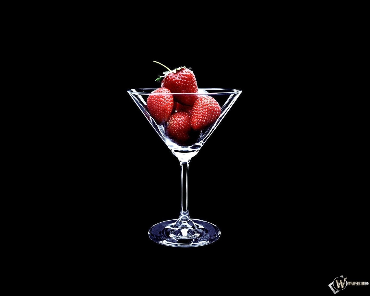 16731 Hintergrundbild herunterladen erdbeere, obst, lebensmittel, dessert, schwarz - Bildschirmschoner und Bilder kostenlos