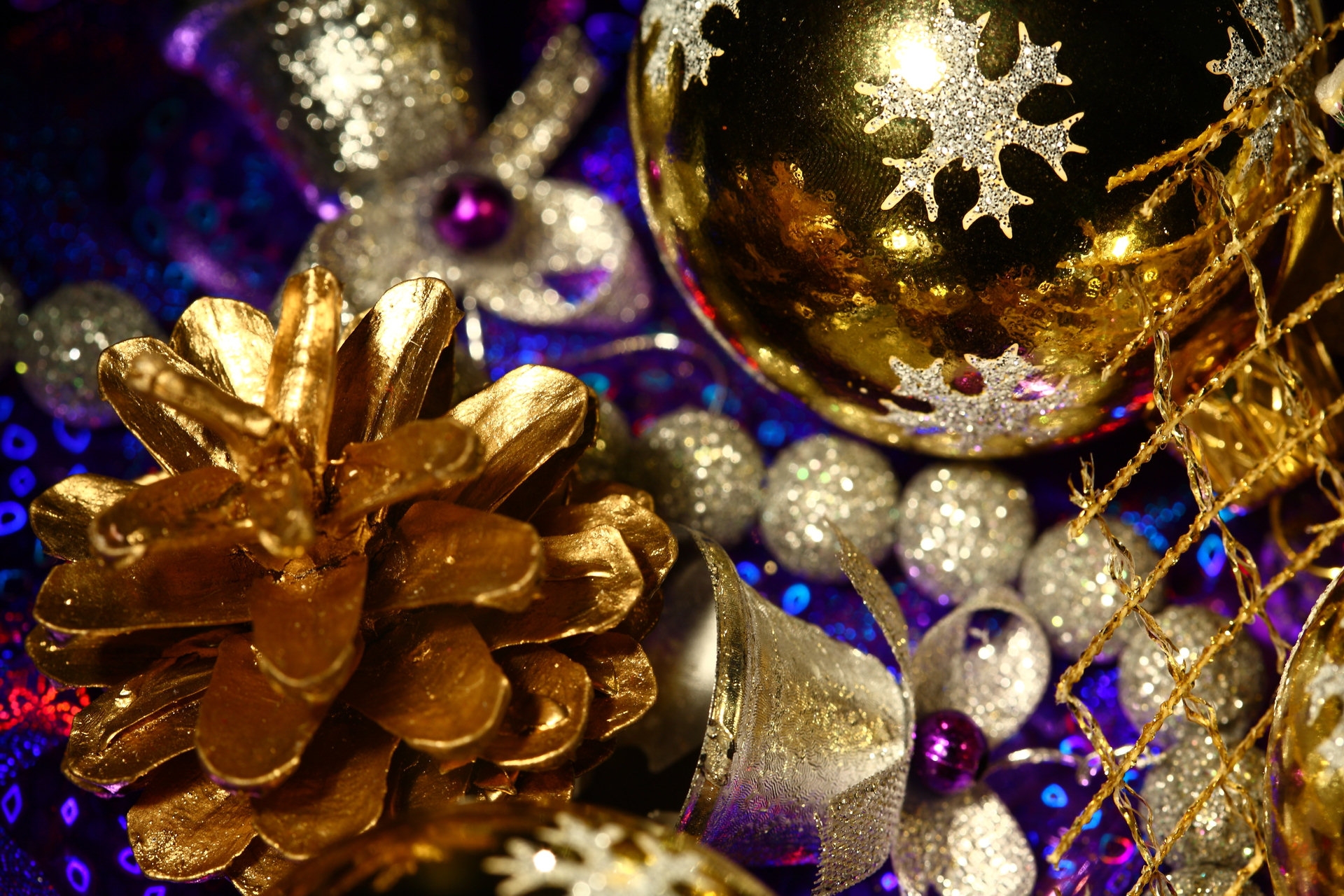 Christmas Tree Toy cone, gold, decorations, bump 4k Wallpaper