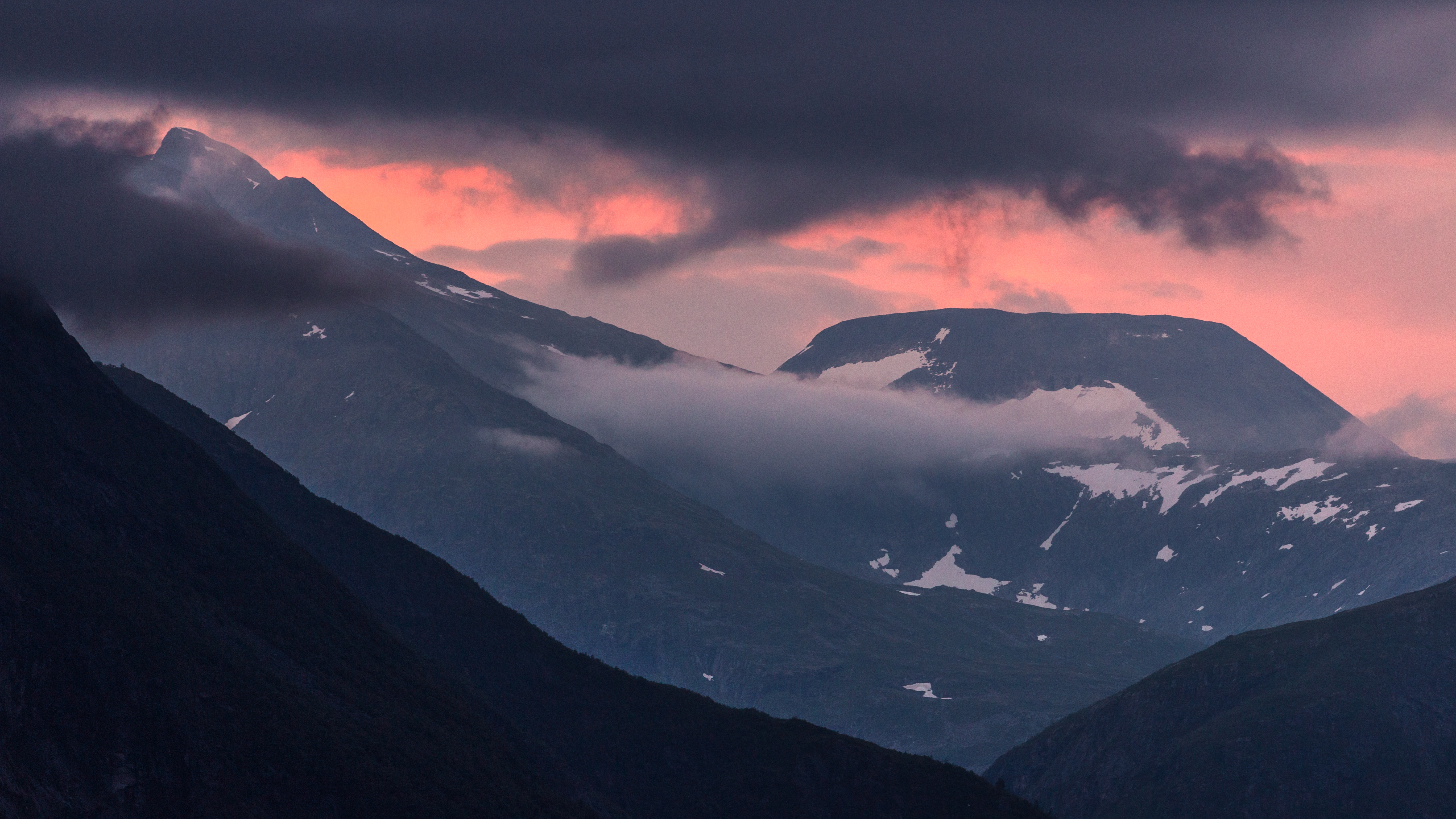Handy-Wallpaper Natur, Mountains, Clouds, Schnee, Oberteile, Scheitelpunkt, Norwegen kostenlos herunterladen.