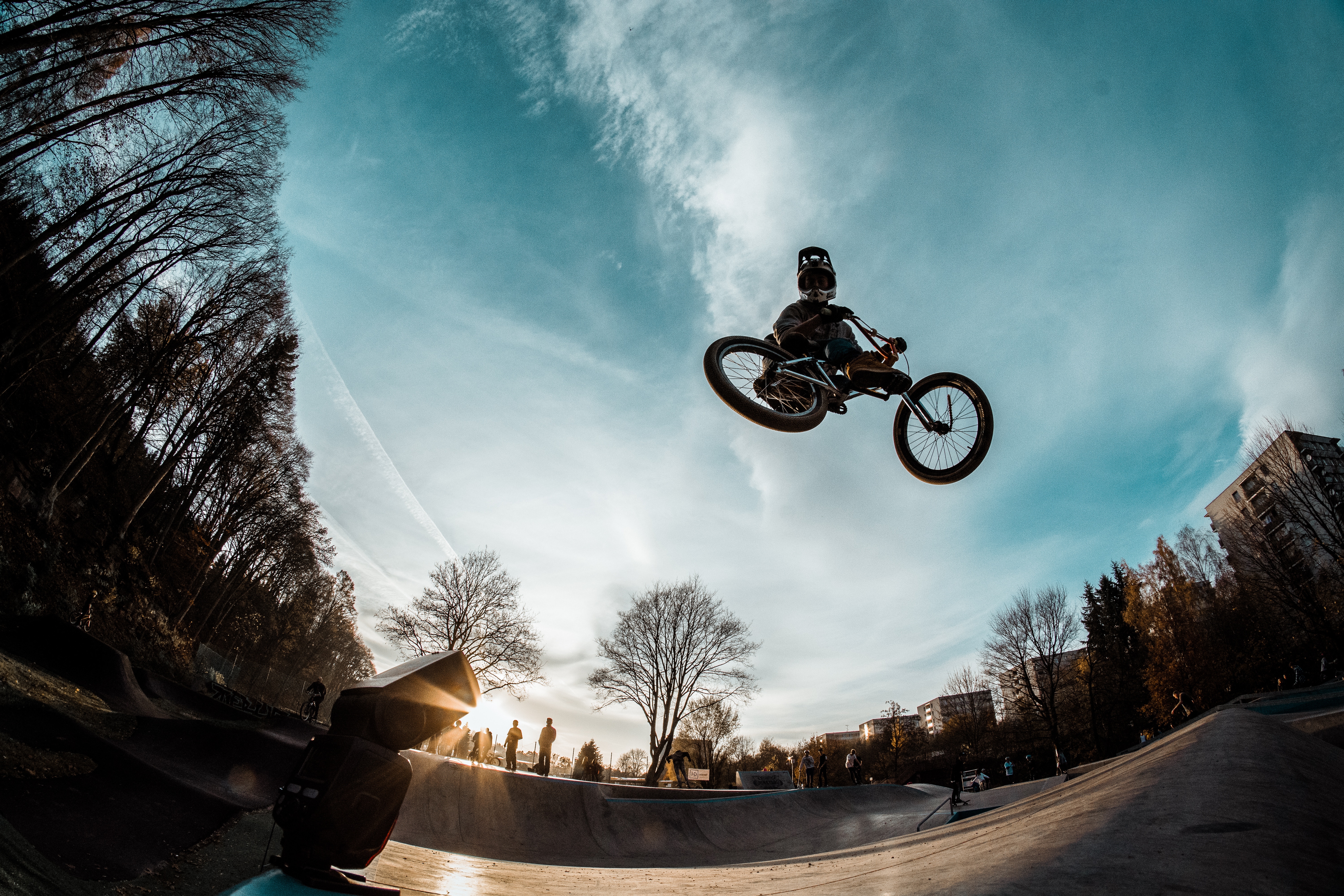 145155 Hintergrundbild herunterladen sport, sky, helm, fahrrad, radfahrer, trick - Bildschirmschoner und Bilder kostenlos