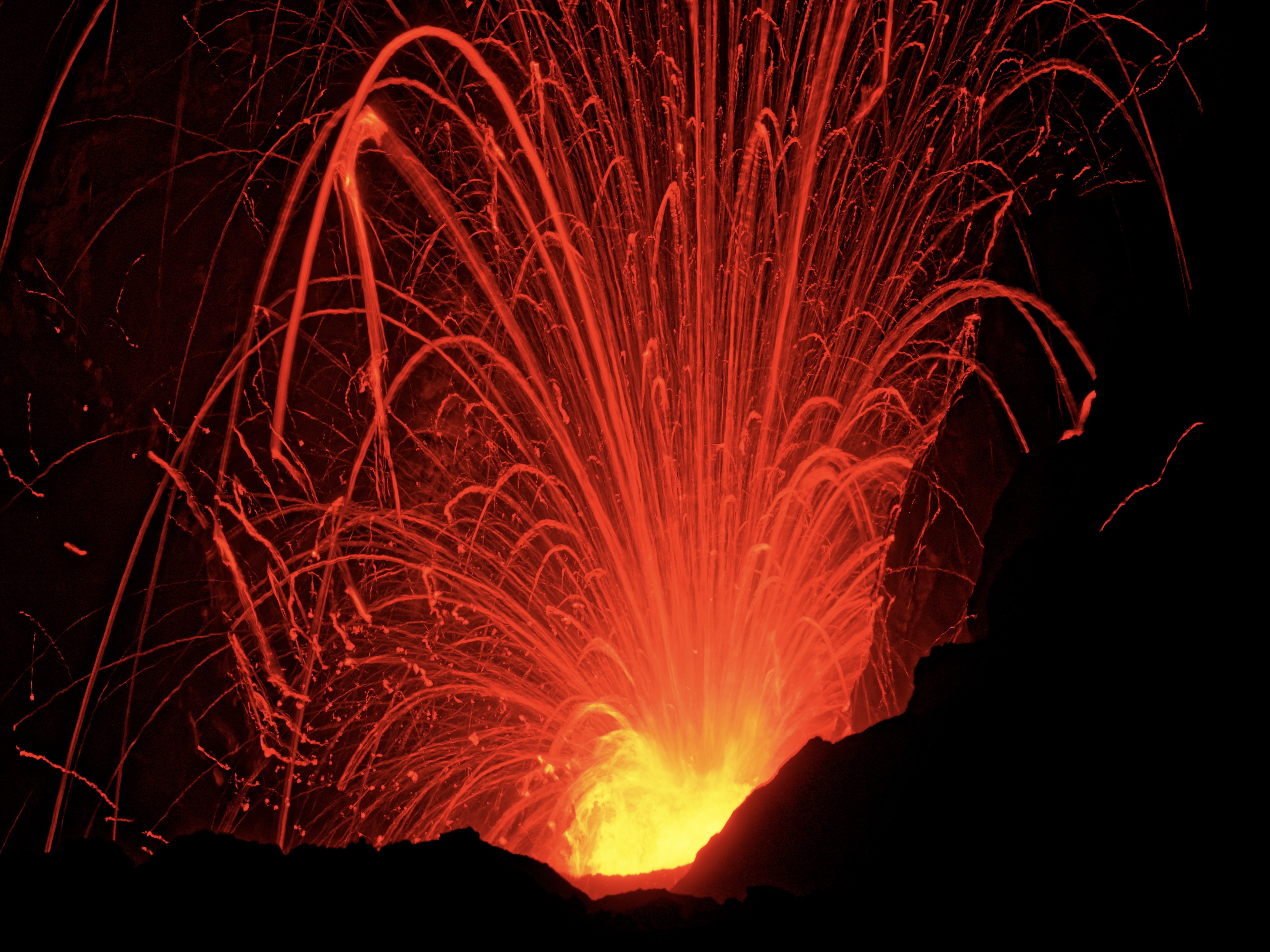 57251 Bild herunterladen dunkel, funken, eruption, ausbruch - Hintergrundbilder und Bildschirmschoner kostenlos