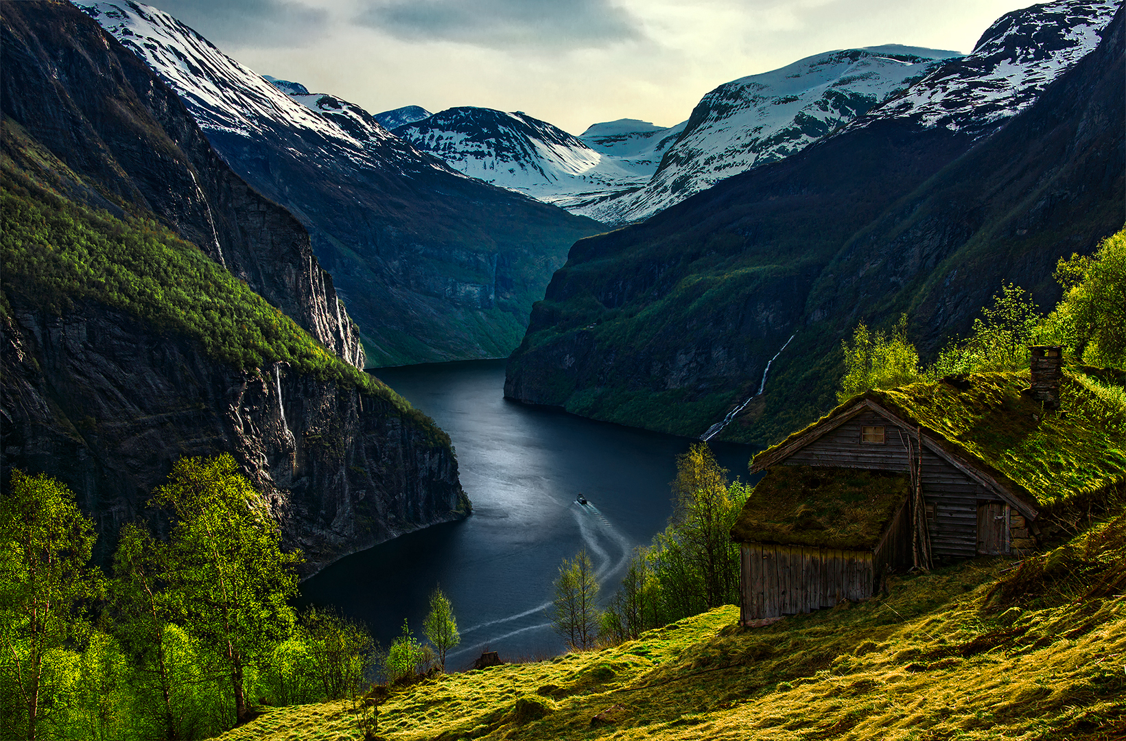 746063 скачать обои домик, лес, фьорд, норвегия, сделано человеком, дом, гейрангер, гора, дерево - заставки и картинки бесплатно