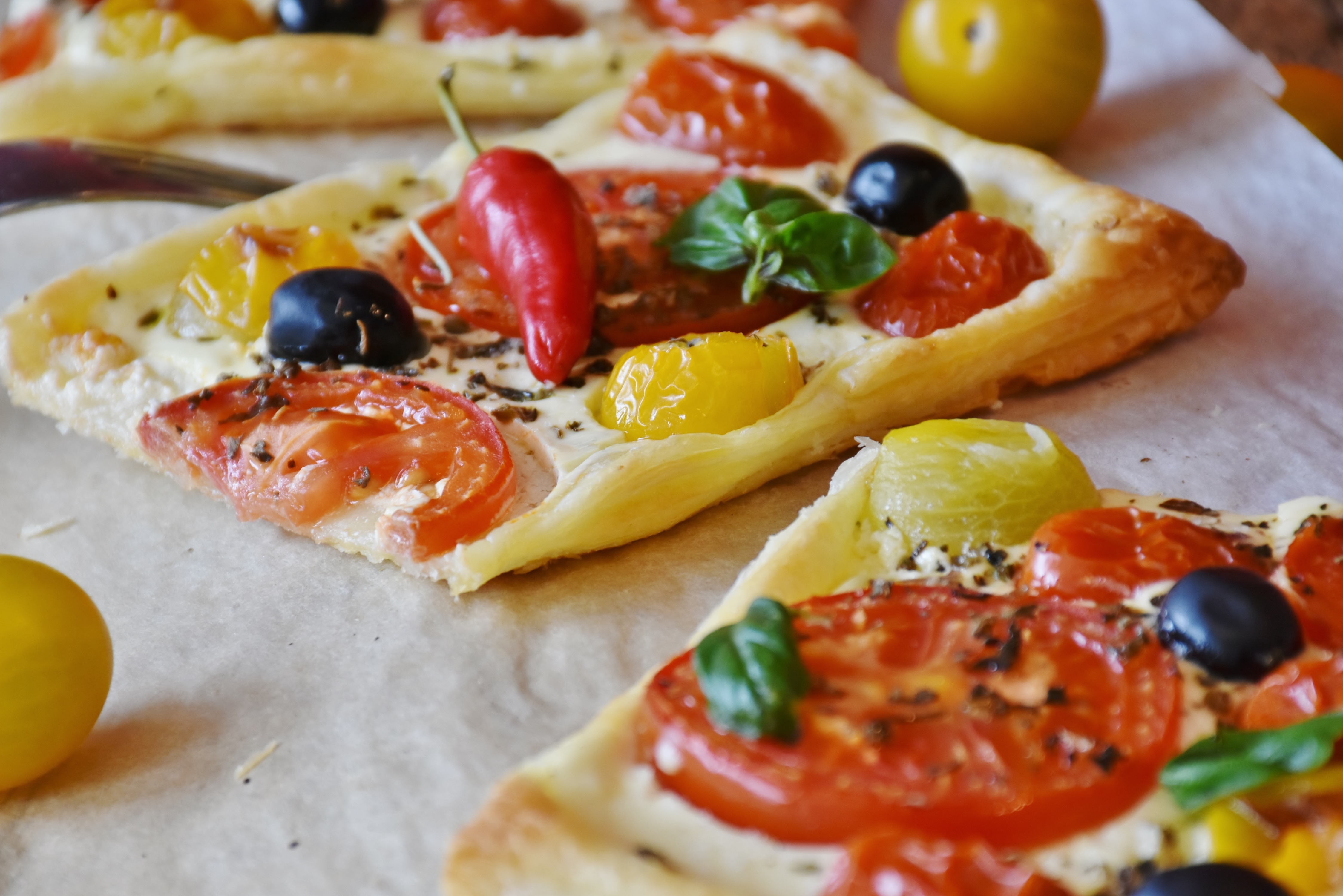 Handy-Wallpaper Lebensmittel, Gemüse, Pizza, Cheese, Pfeffer, Oliven, Olvki kostenlos herunterladen.
