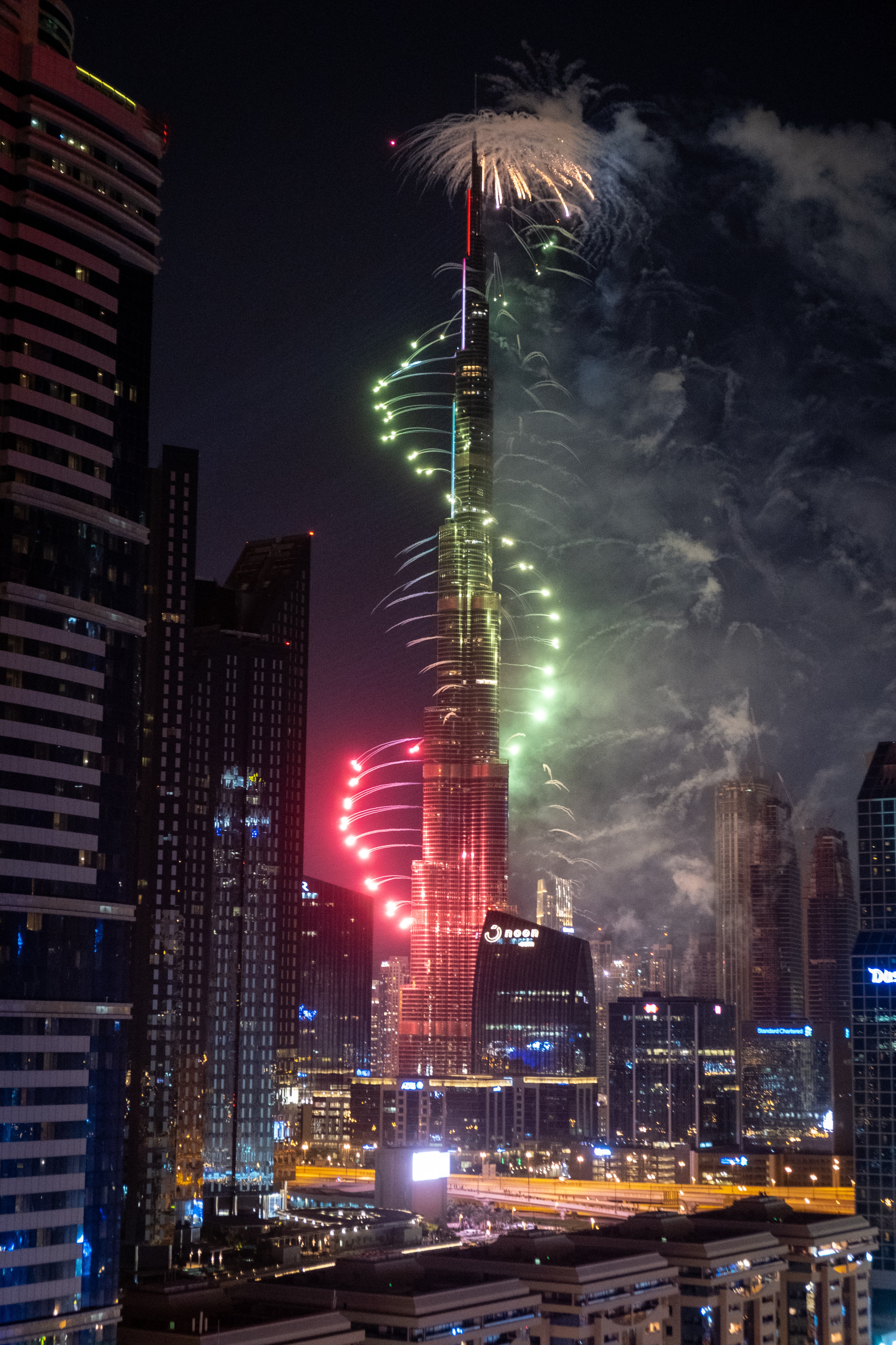 Handy-Wallpaper Feuerwerk, Städte, Übernachtung, Stadt, Gebäude, Urlaub, Dubai, Vereinigte Arabische Emirate kostenlos herunterladen.
