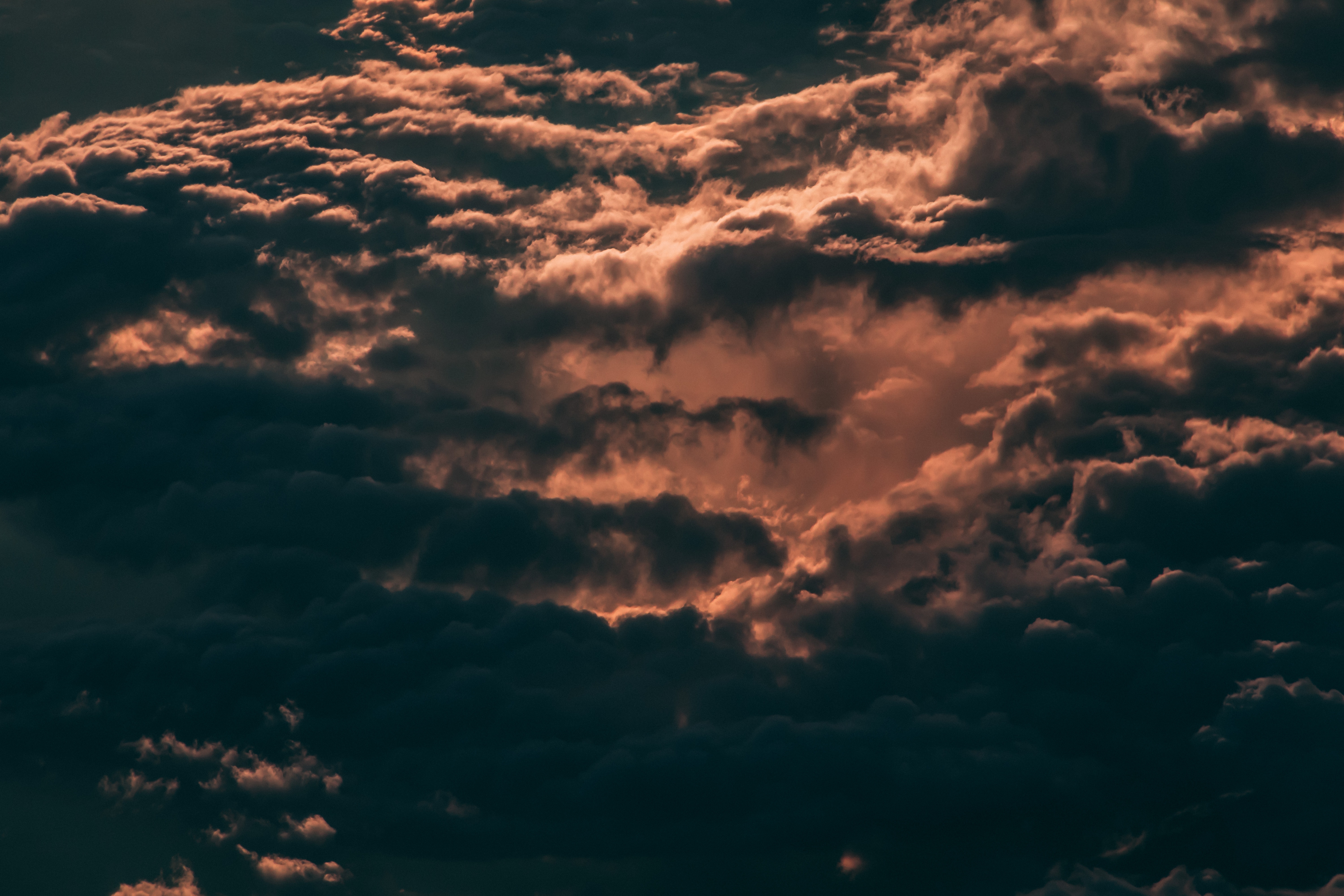 78761 Hintergrundbild herunterladen sky, clouds, lumen, dunkel, hauptsächlich bewölkt, bedeckt, wolken, öffnen - Bildschirmschoner und Bilder kostenlos