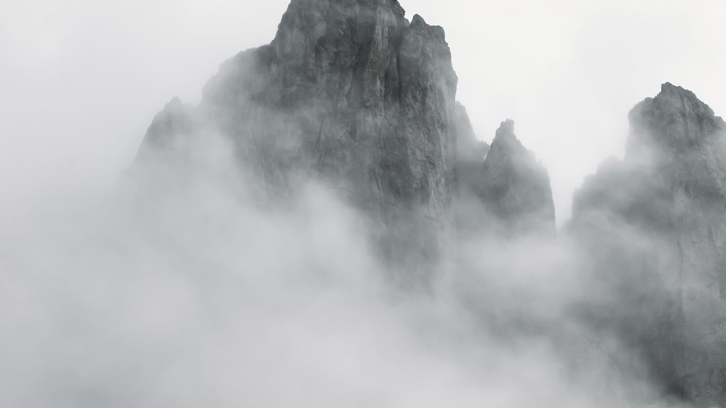 Фон горы в тумане