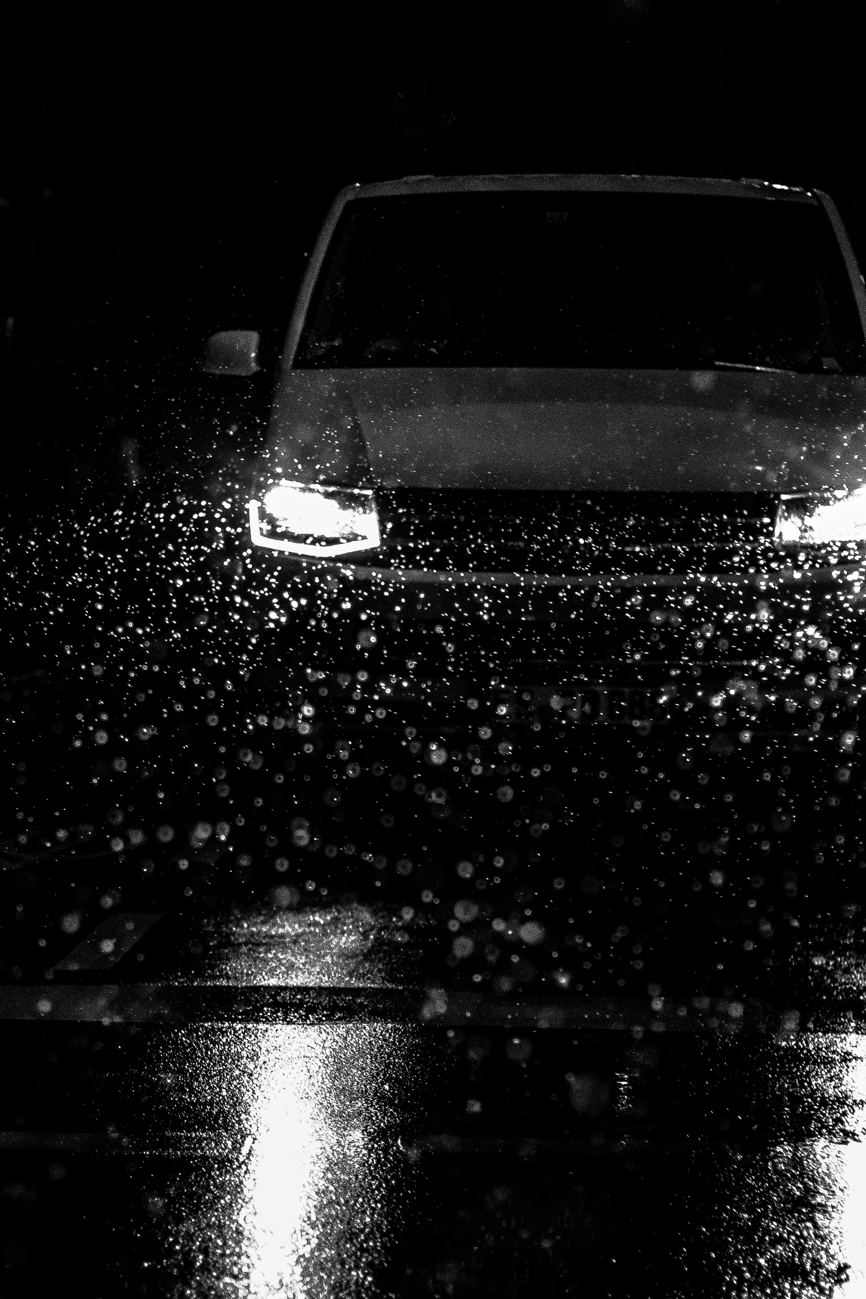 61922 download wallpaper headlights, rain, drops, cars, lights, car, machine, bw, chb screensavers and pictures for free