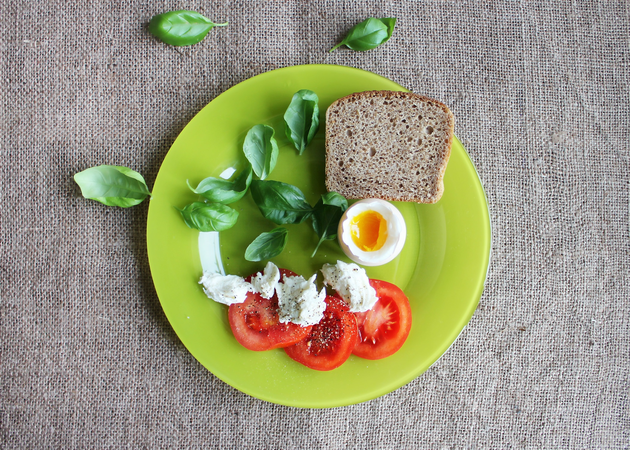 Handy-Wallpaper Lebensmittel, Cheese, Ei, Brot, Tomaten, Basilikum kostenlos herunterladen.