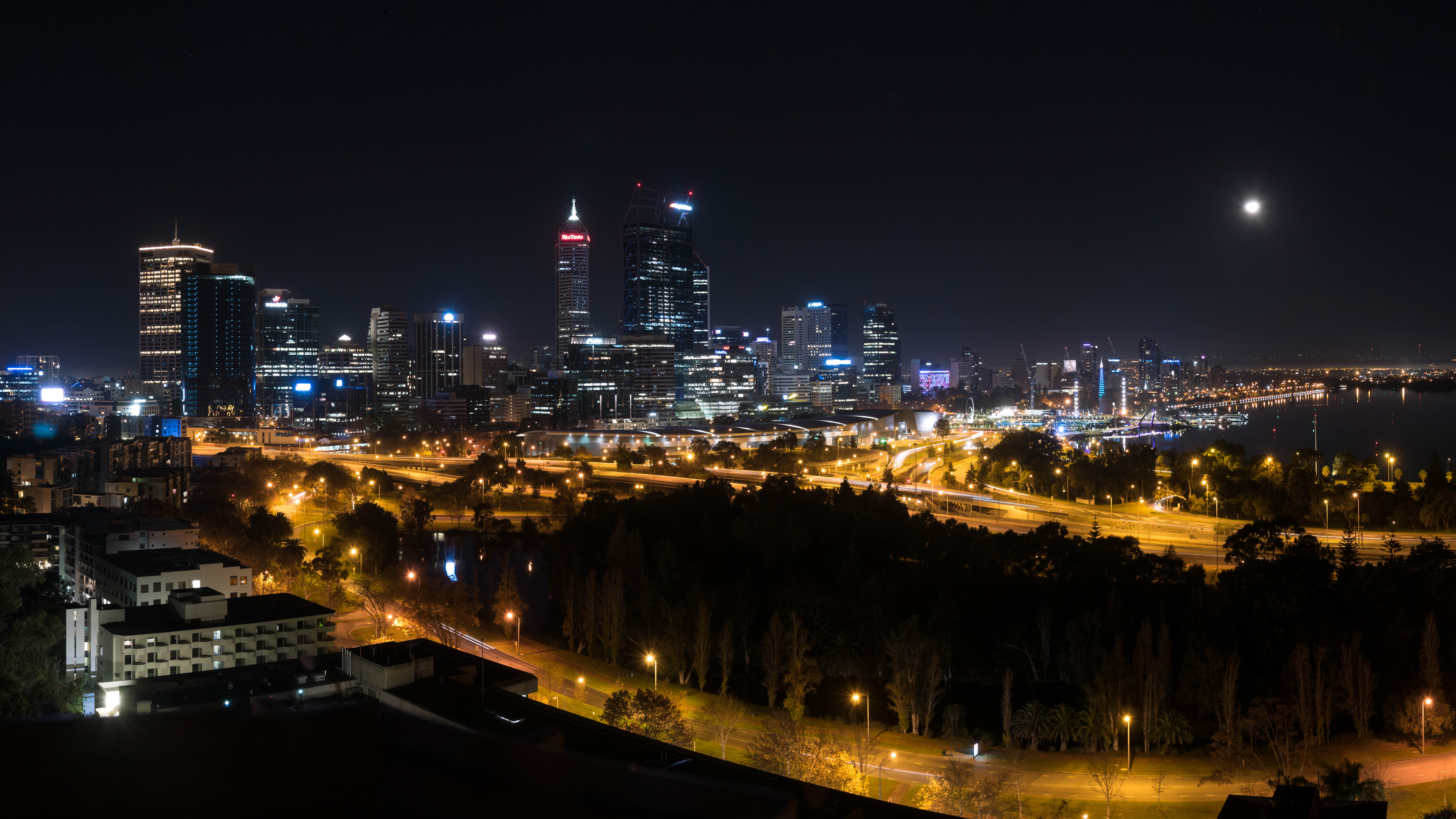 Handy-Wallpaper Städte, Wolkenkratzer, Gebäude, Nächtliche Stadt, Night City, Lichter Der Stadt, City Lights, Australien, Perth kostenlos herunterladen.