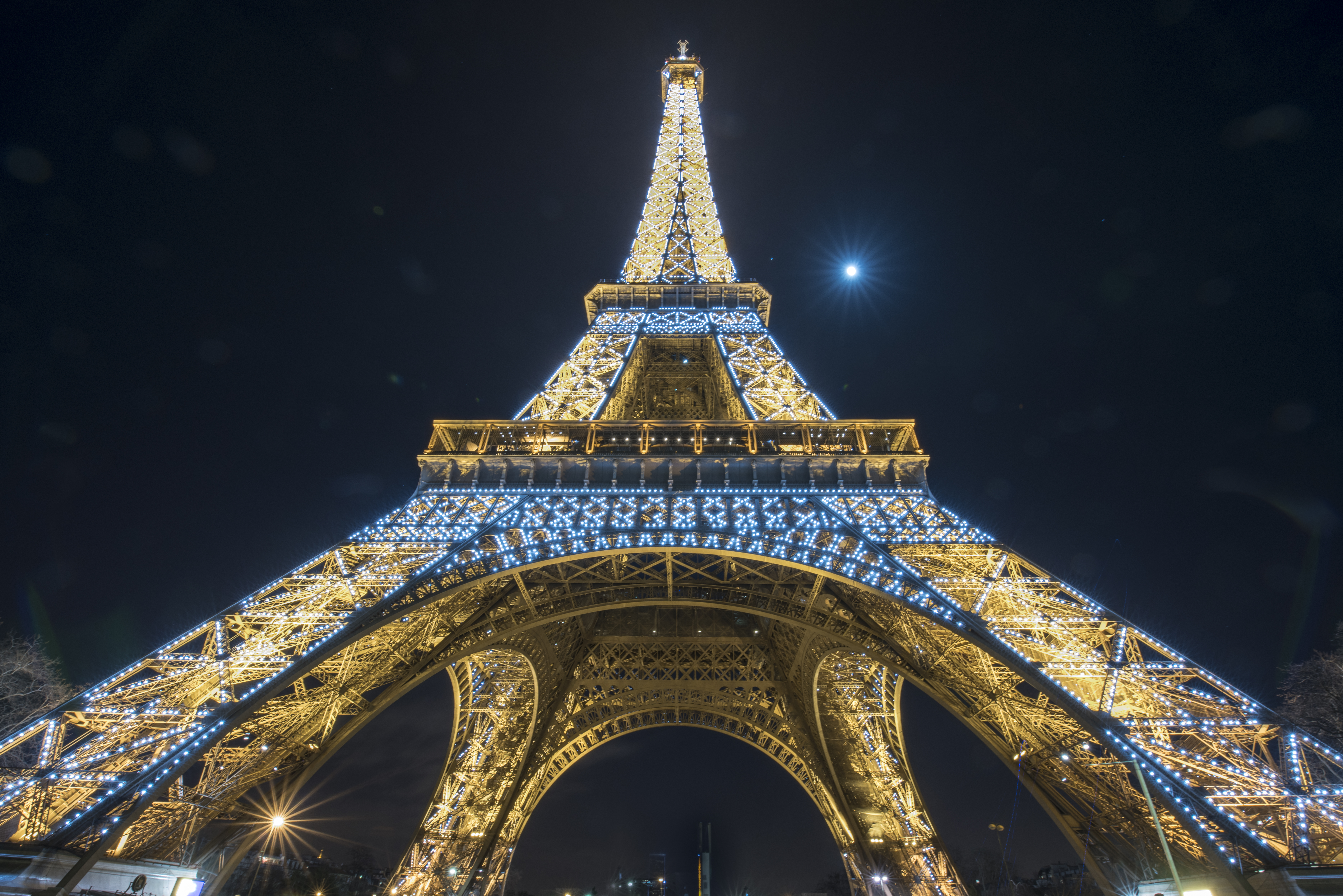 Эйфелева башня в Париже с подсветкой