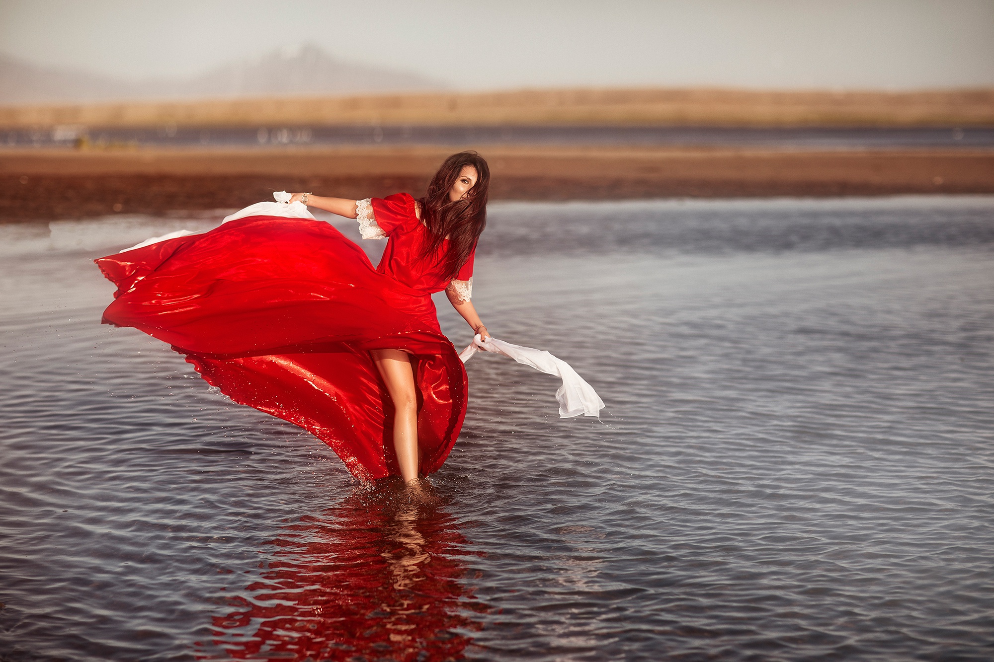 В воду идет красным. Фотосессия в воде в платье. Красное платье. Девушка в Красном. Девушка в воде.