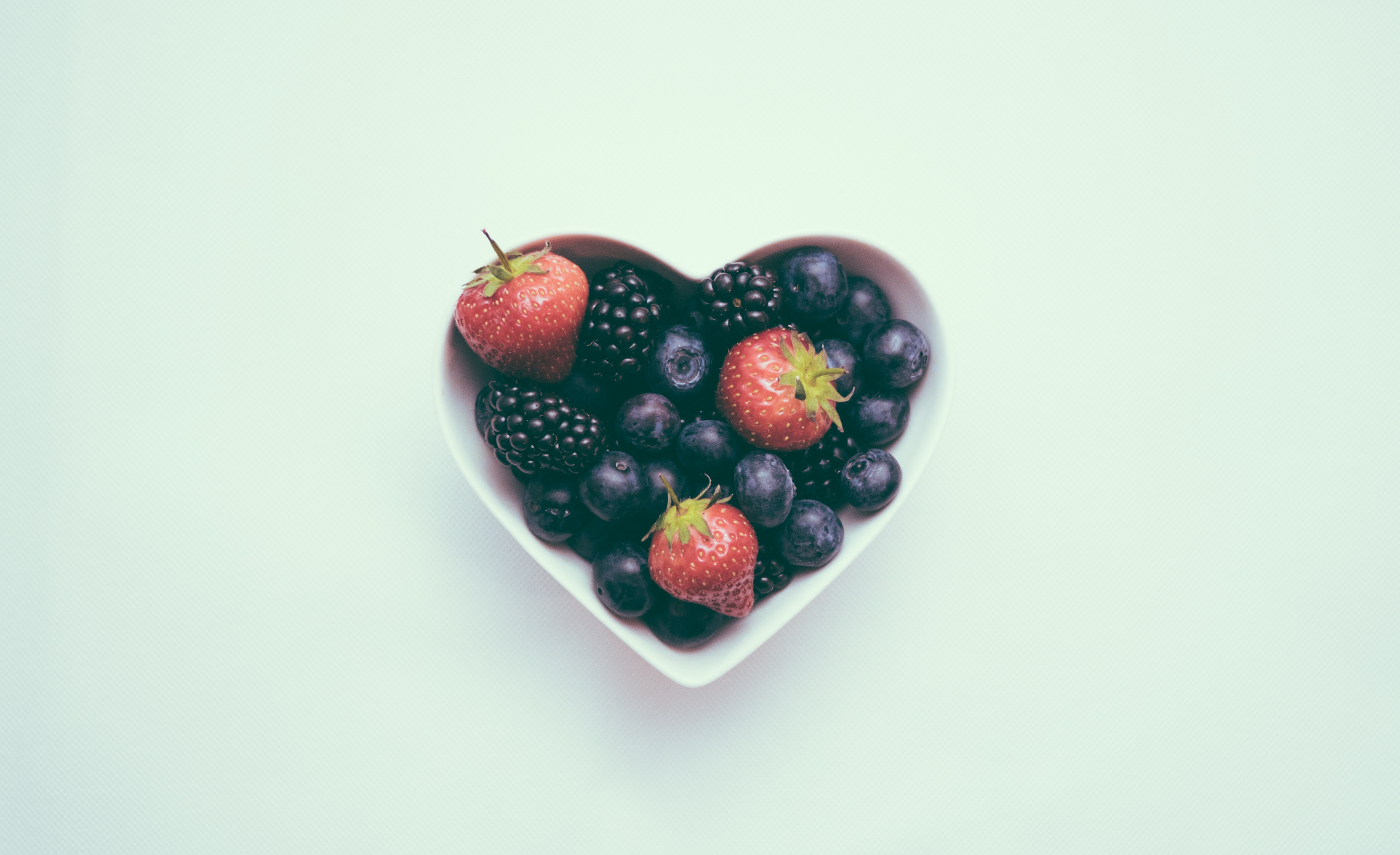 Handy-Wallpaper Erdbeere, Blaubeeren, Berries, Blackberry, Minimalismus kostenlos herunterladen.