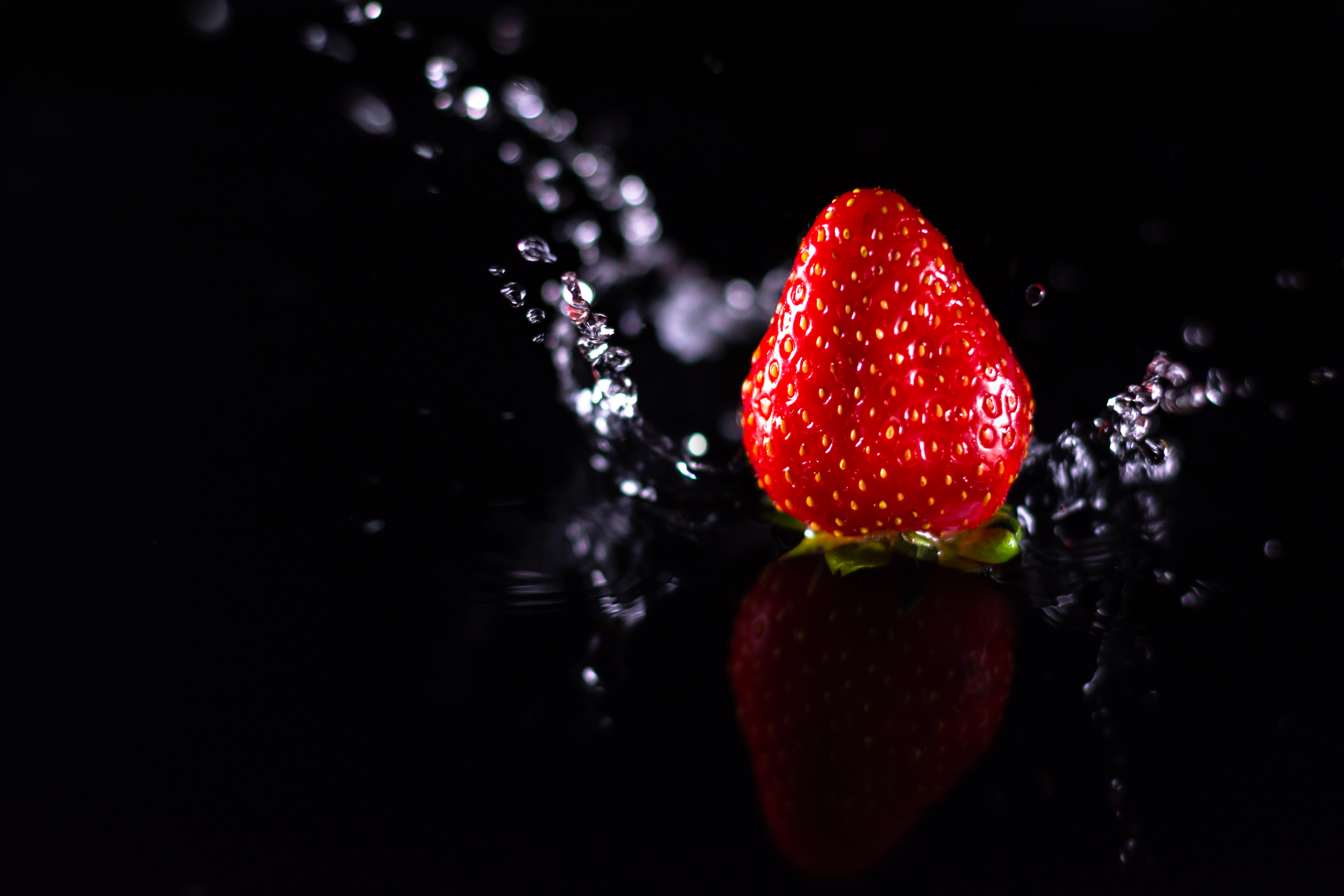 83269 download wallpaper strawberry, water, macro, spray, berry screensavers and pictures for free