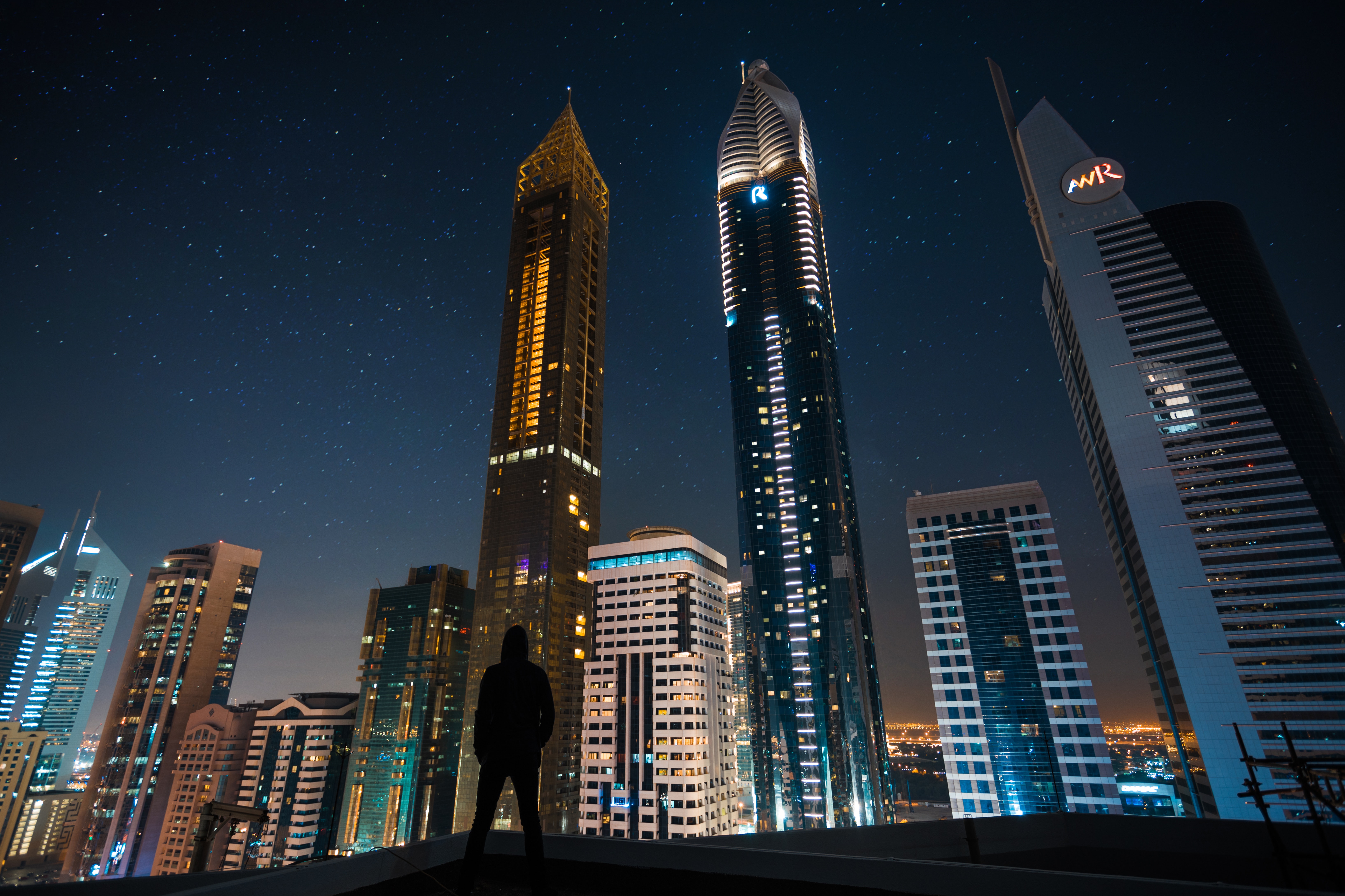 Handy-Wallpaper Übernachtung, Architektur, Wolkenkratzer, Dunkel, Silhouette, Dubai, Nächtliche Stadt, Night City, Einsamkeit, Allein, Einsam kostenlos herunterladen.