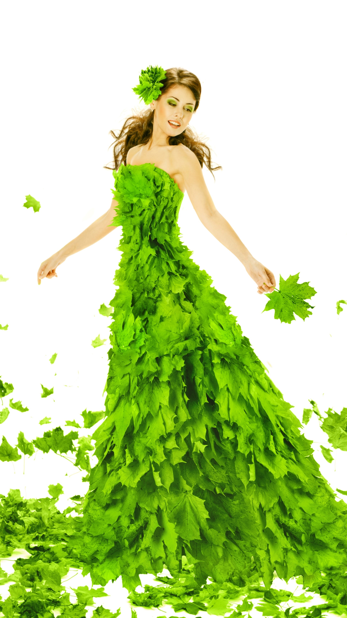 Девушка в платье из листьев
