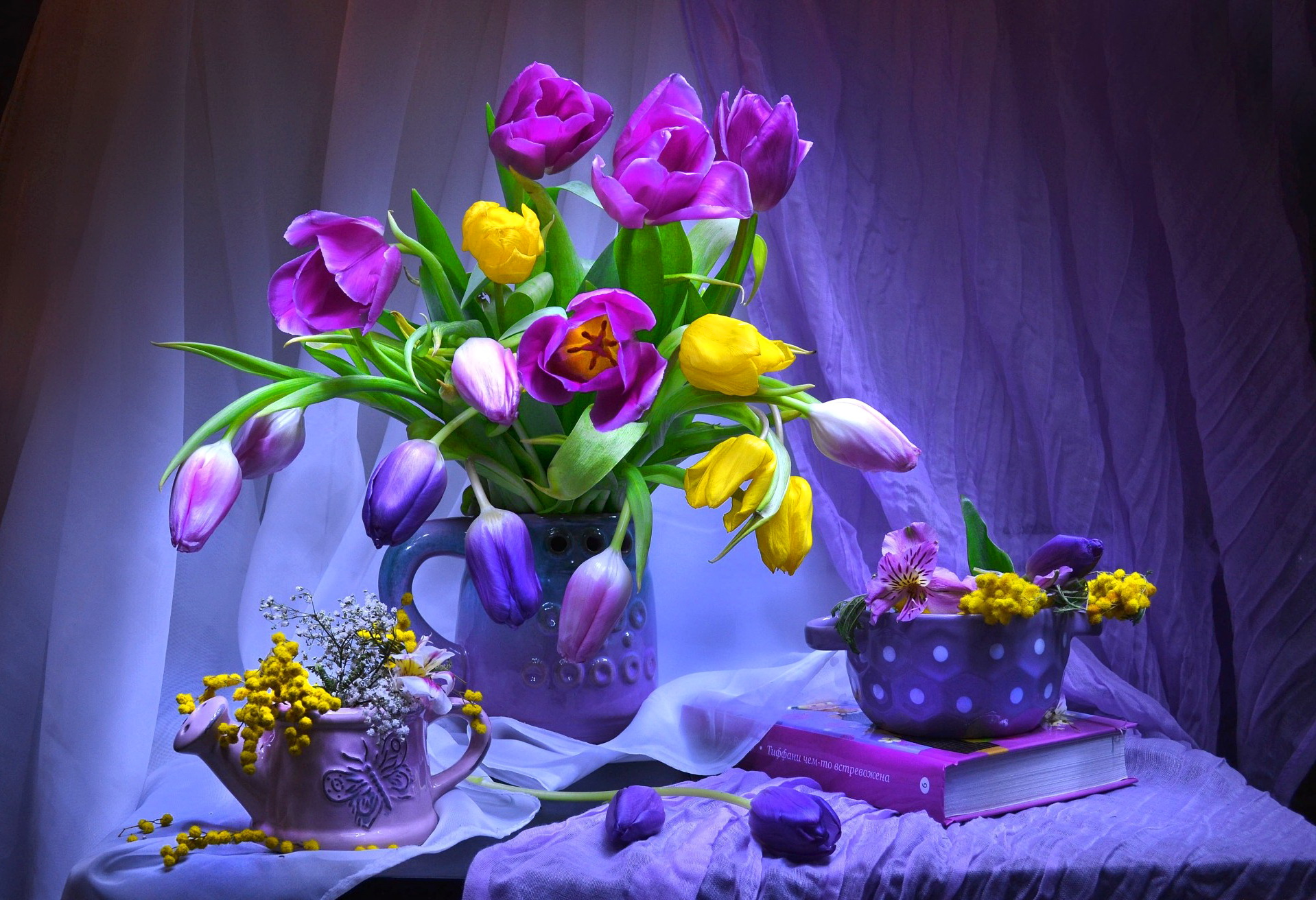 774146壁紙のダウンロード紫色の花, 写真撮影, 静物, 本, カーテン, 花, ピッチャー, 紫の, チューリップ, 黄色い花-スクリーンセーバーと写真を無料で