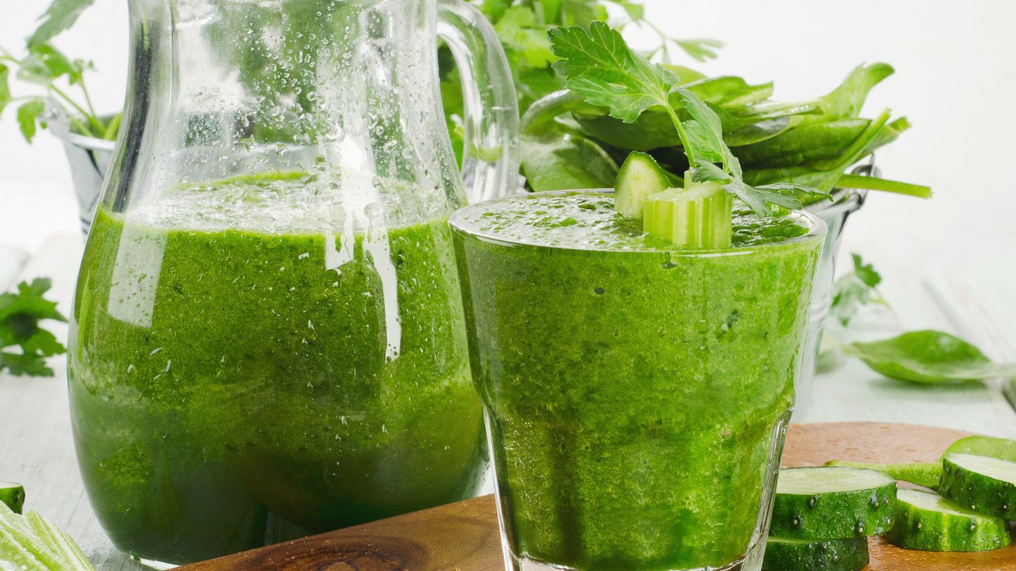 Сельдерей для огурцов. Напиток из зелени. Зеленый коктейль из трав. Напиток из сельдерея. Смузи из зелени.