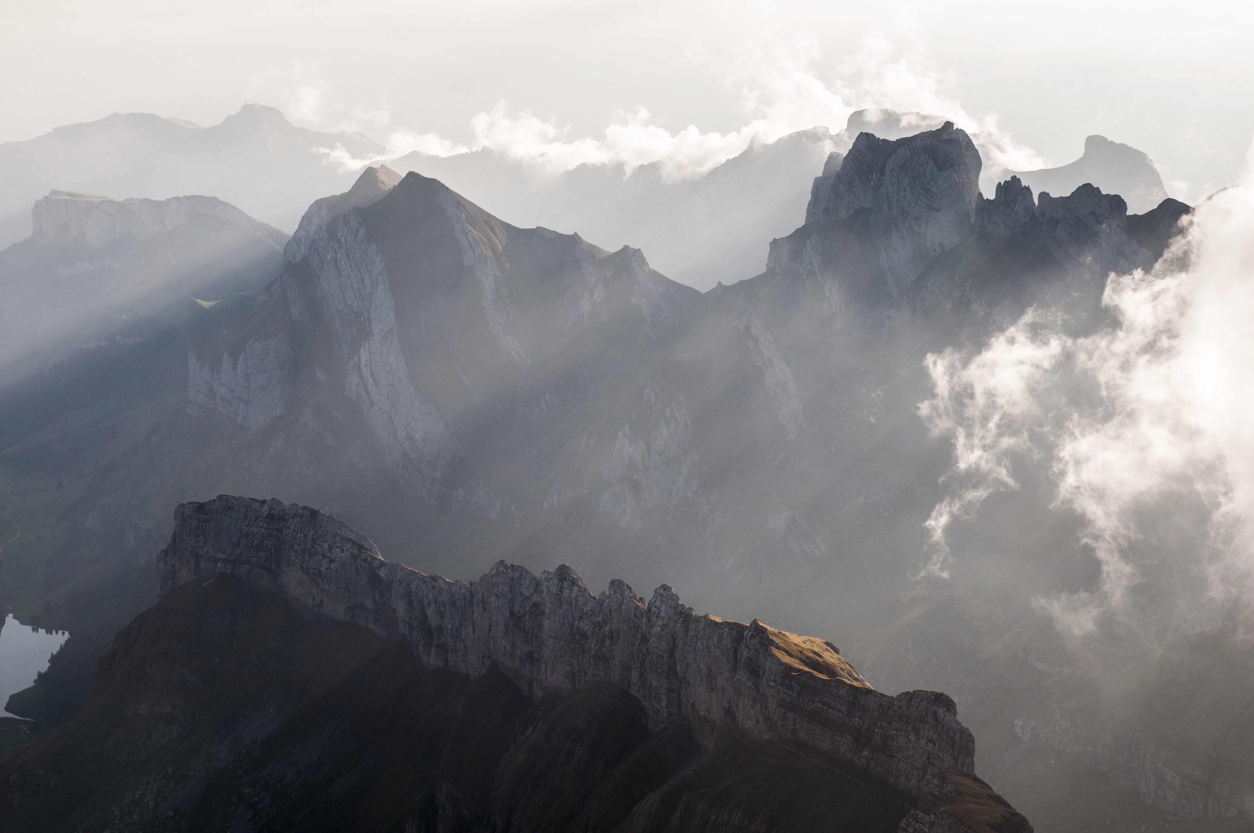99050 скачать обои облака, природа, горный хребет, вершины, туман, горы - заставки и картинки бесплатно