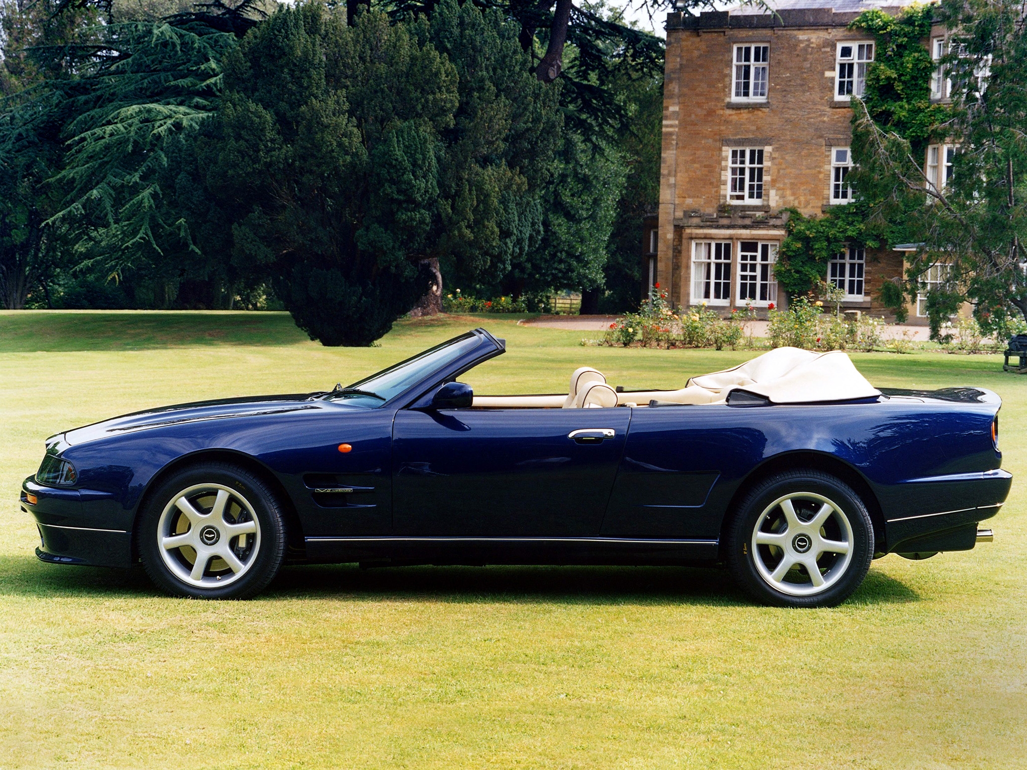 Handy-Wallpaper Natur, Aston Martin, Cars, Haus, Seitenansicht, Cabriolet, V8, 1997 kostenlos herunterladen.