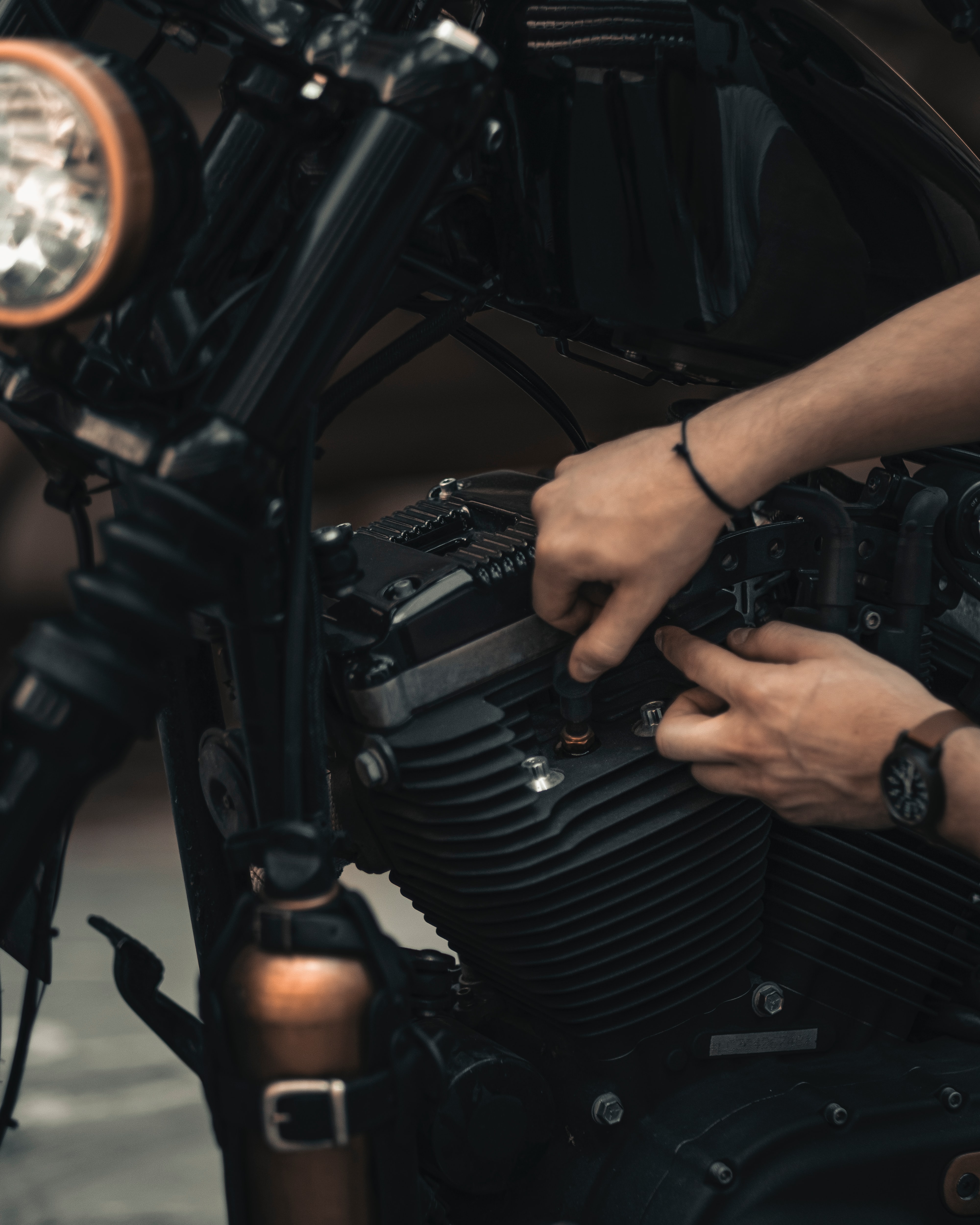 hands, motorcycles, motorcycle, bike, details, repairs, repair Smartphone Background
