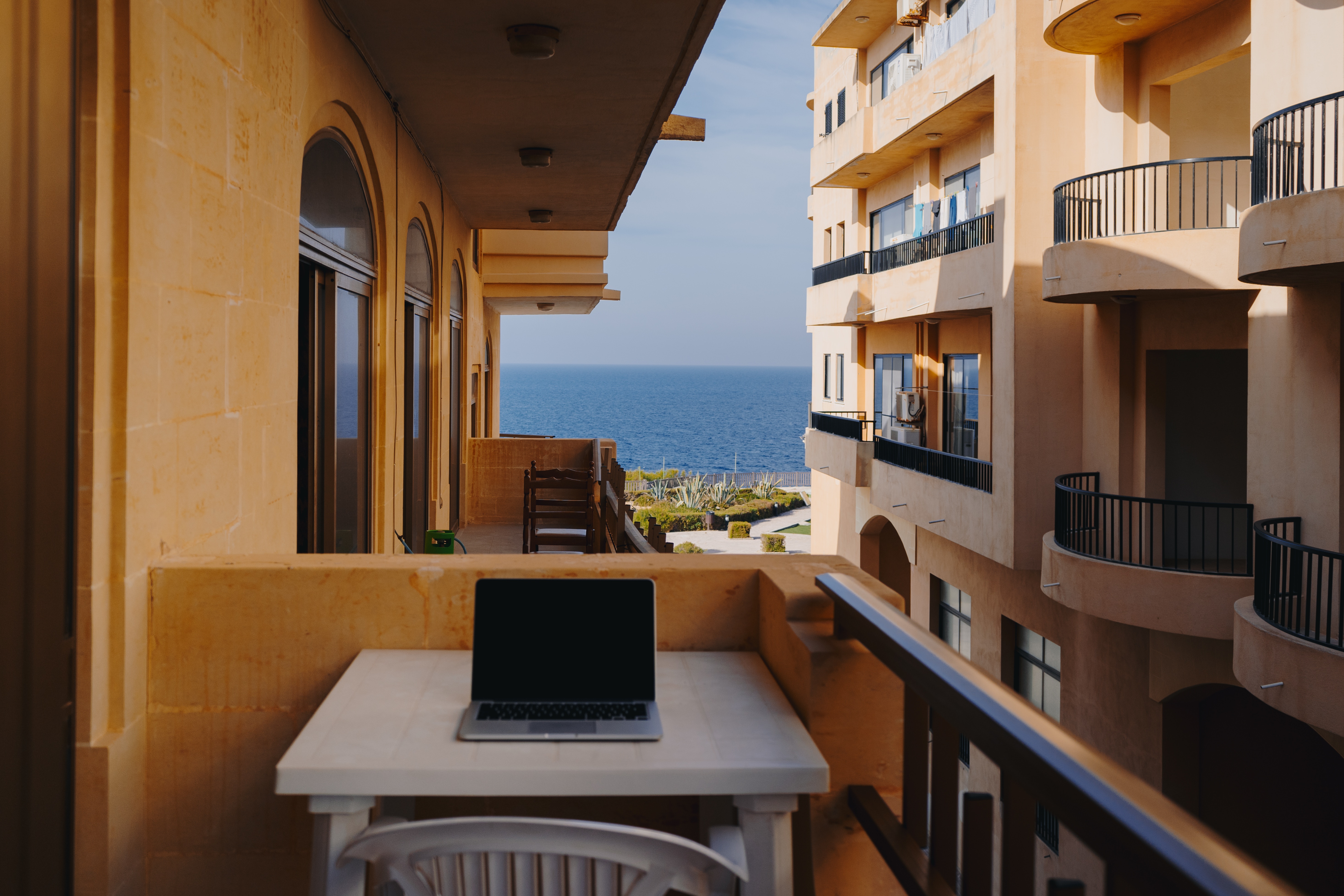 Handy-Wallpaper Städte, Entspannung, Ruhepause, Notizbuch, Malta, Laptop, Balkon, Arbeit kostenlos herunterladen.