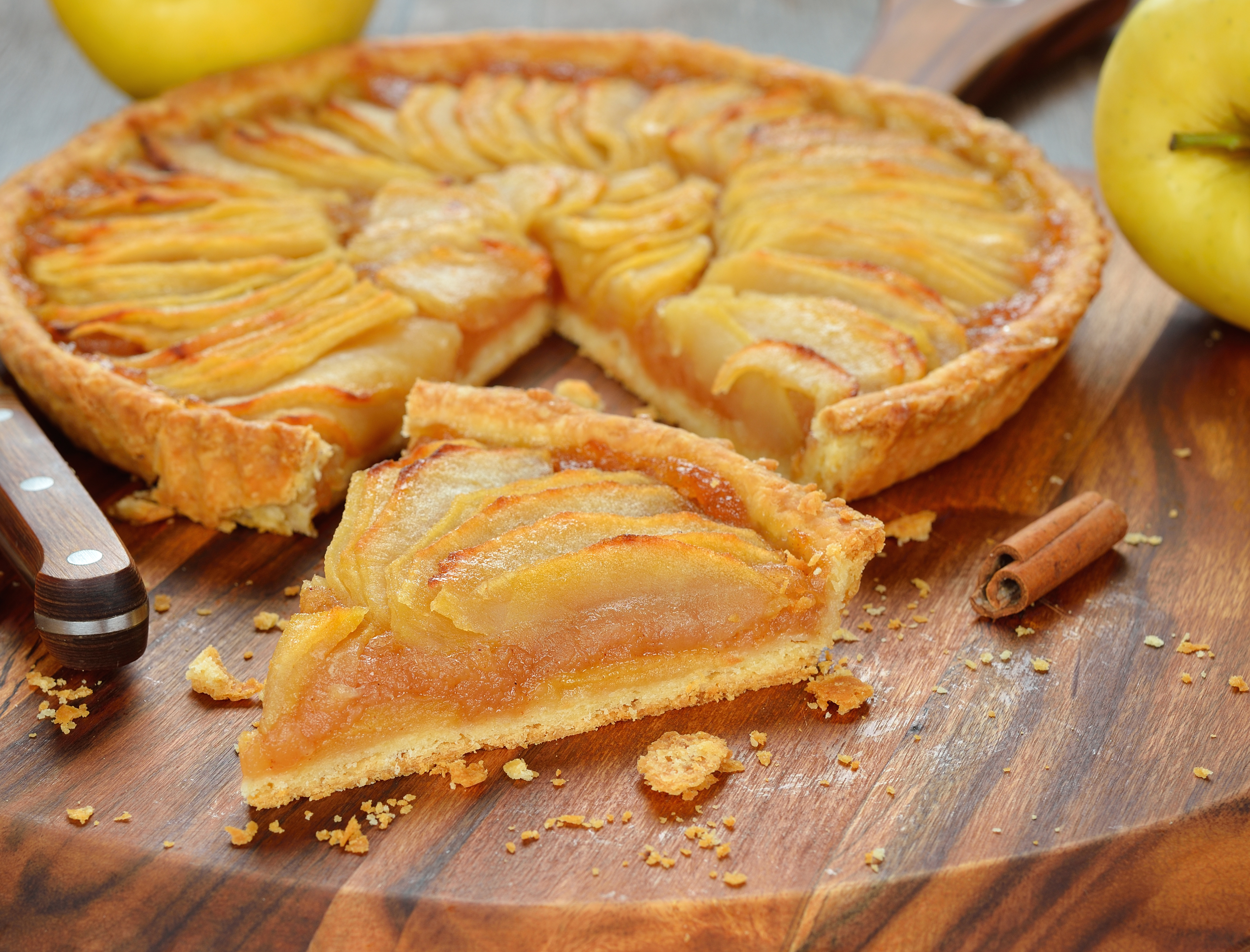 Открытый пай. Apple pie (яблочный пирог). Пирог с яблоком и корицей. Французский пирог с яблоками. Яблочный тарт.