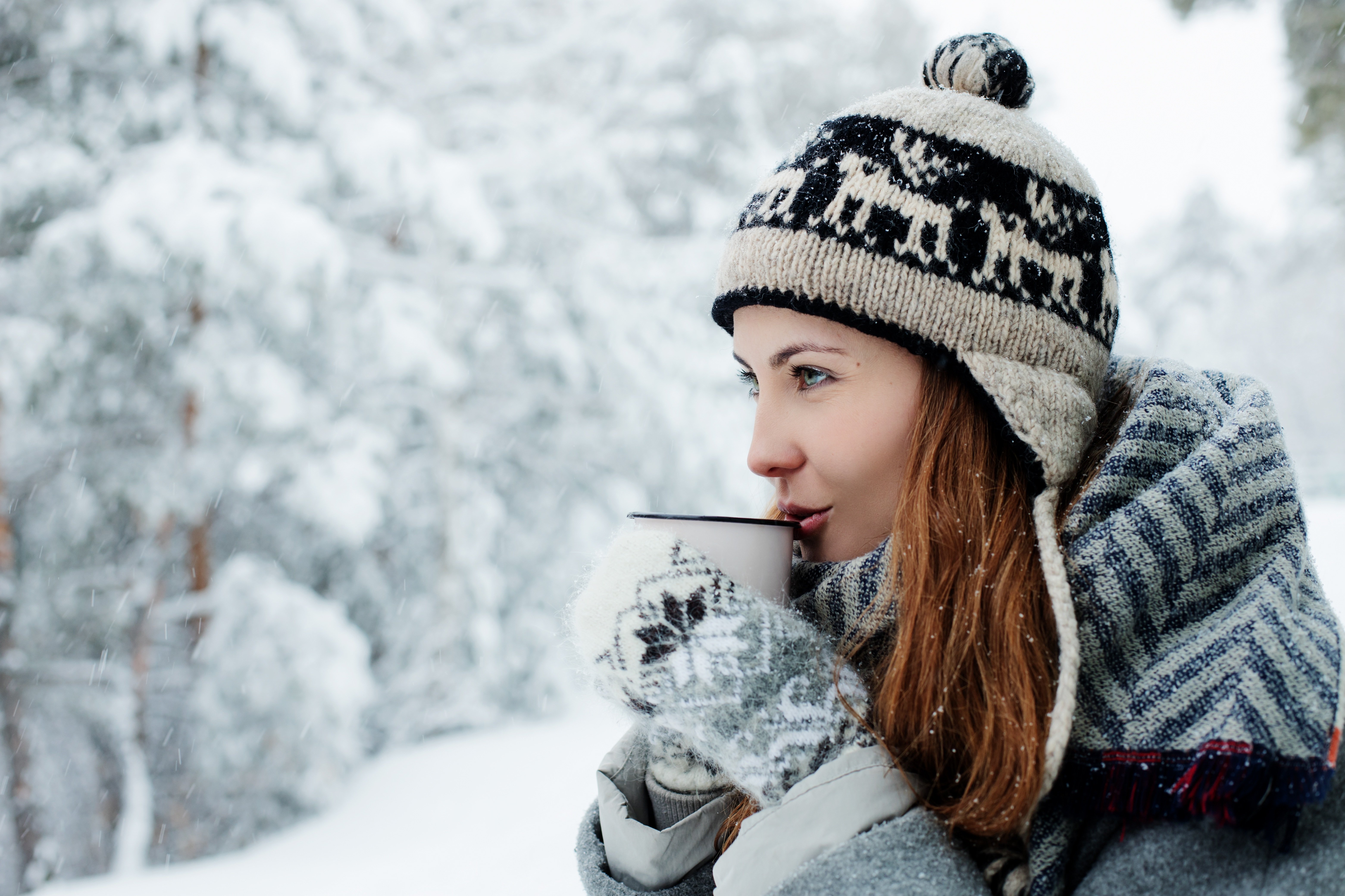 Сколько живет зима. Зимняя фотосессия в лесу. Девушка в шапке. Девушка пьет чай зимой. Девушка зима.