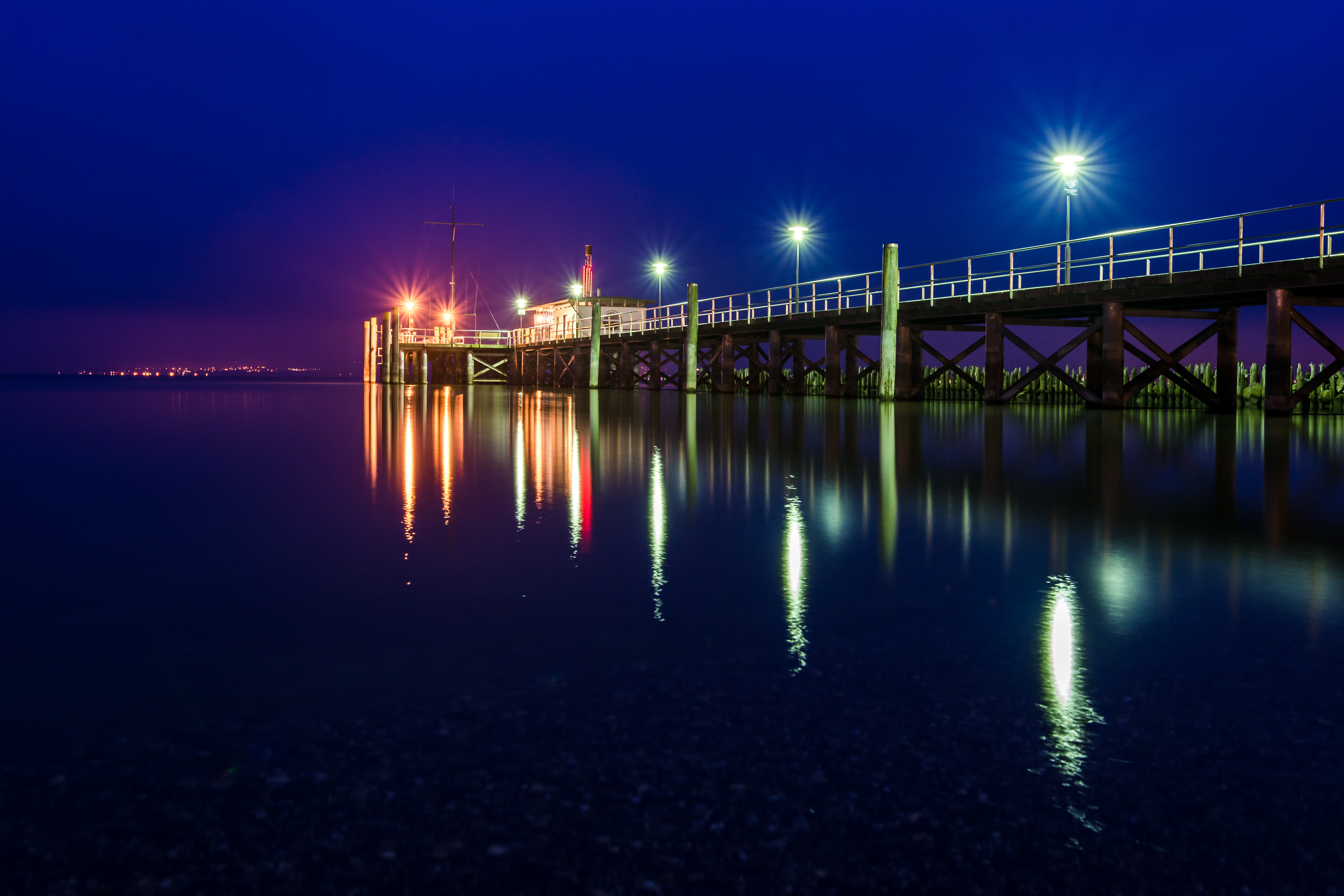 Handy-Wallpaper Pier, Natur, Sea, Übernachtung, Lichter, Scheinen, Licht, Seebrücke, Laternen, Beleuchtung kostenlos herunterladen.