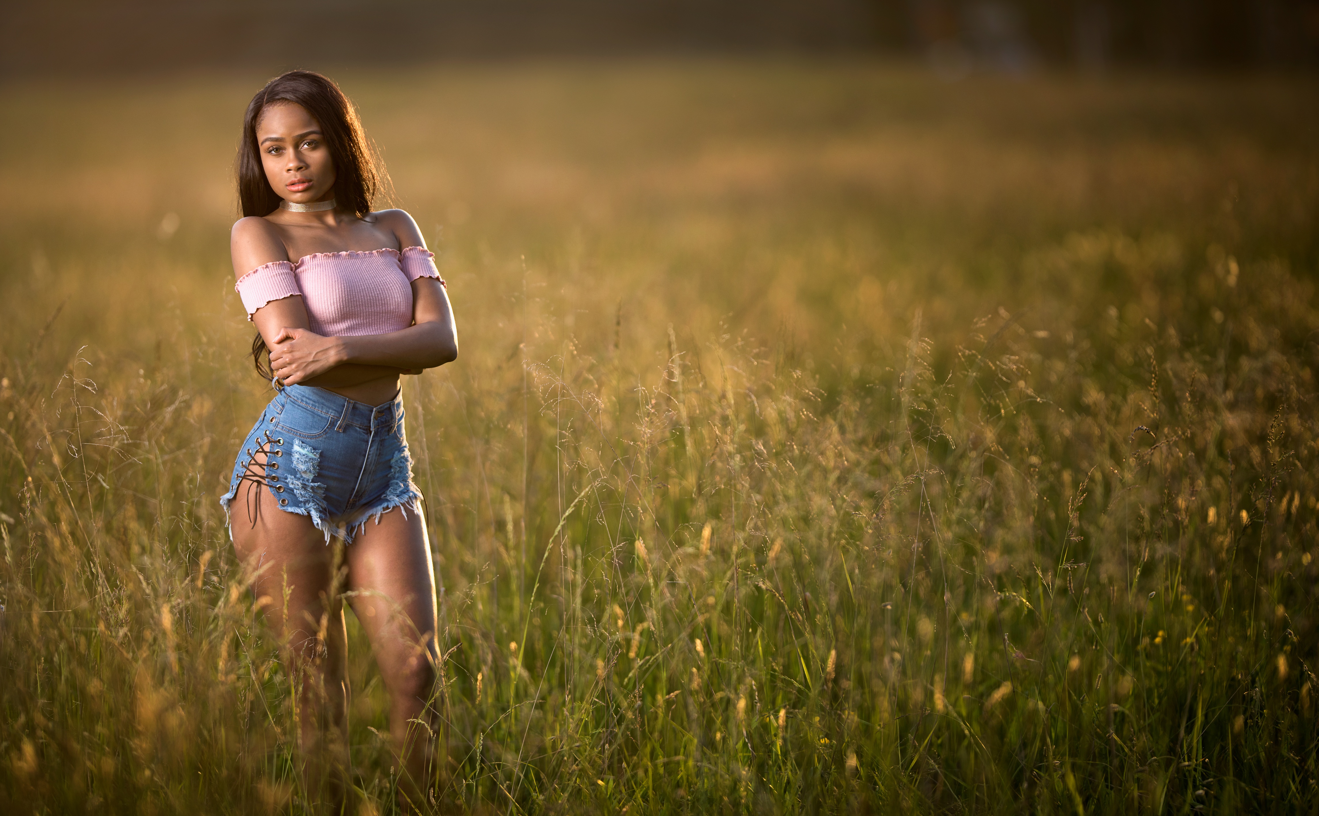 Девушка в нижнем белье в поле