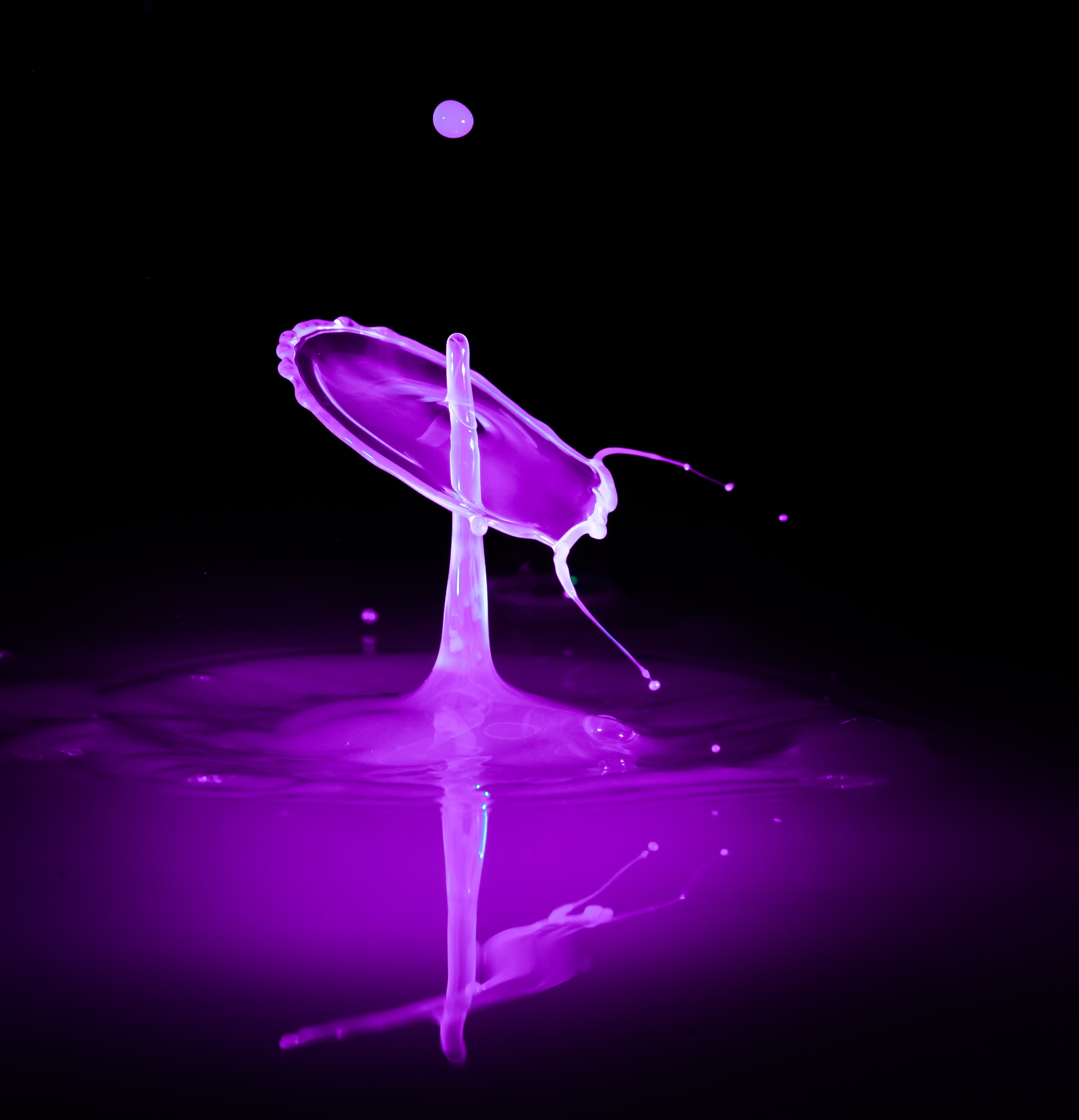 153546 Hintergrundbild herunterladen drops, violett, makro, sprühen, spray, spritzen, splash, flüssigkeit, lila - Bildschirmschoner und Bilder kostenlos